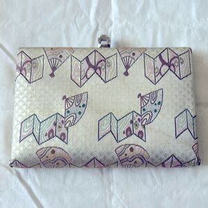 Vintage clutch with accordion opening